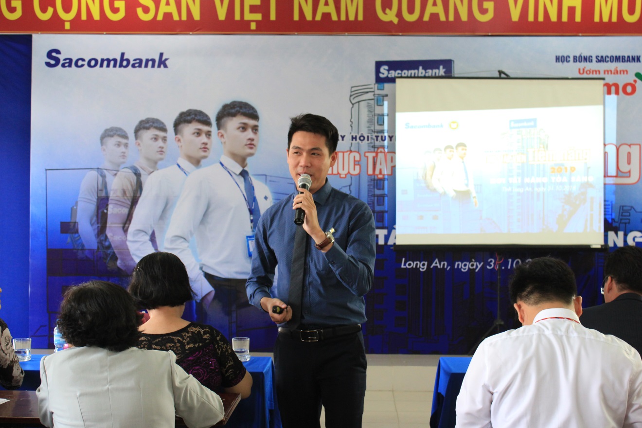 Ông Nguyễn Xuân Vĩnh – phụ trách tuyển dụng khu vực Tây Nam bộ giới thiệu về chương trình thực tập viên tiềm năng Sacombank và những lợi ích mà các bạn sinh viên có được khi tham gia chương trình này