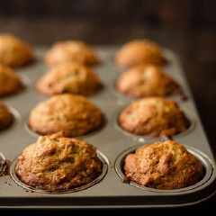 Múc hỗn hợp bột từ tô vào khuôn muffin đã chuẩn bị sẵn, bạn múc khoảng 2/3 khuôn và không múc quá đầy để bánh còn nở nữa nhé. Cho khay bánh vào lò và nướng trong 25-30 phút cho đến khi chín vàng.