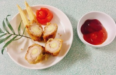 Bày ra dĩa, cắt đôi cuộn ra. Món này ăn với tương ớt, tương cà hoặc sốt mayonasie đều ngon cả.