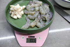 Bóc bỏ tôm tươi, bỏ chỉ đen trên lưng tôm rồi rửa sạch. Rửa sạch thịt heo thái hạt lựu. Cho tôm, mỡ heo, hành lá thái nhỏ, cùng ít muối vào máy xay thực phẩm, bật máy xay khoảng 10-12 giây, để máy nghỉ 2-3 giây. Lặp lại tương tự cho đến khi hỗn hợp làm tôm viên được xay nhuyễn và mịn màng nhé.