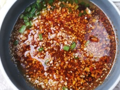 Sau đó thêm tiếp vào hỗn hợp sốt trộn mì cay gồm: 2 muỗng canh nước tương, 1 muỗng canh giấm, nửa muỗng canh đường và nửa muỗng cà phê muối, khuấy đều.
