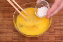 Phi thơm gừng băm với 2 muỗng canh dầu ăn, cho cơm vào, đảo đều 2 phút. Làm cơm rang ở lửa nhỏ vừa để hạt cơm không quá khô.