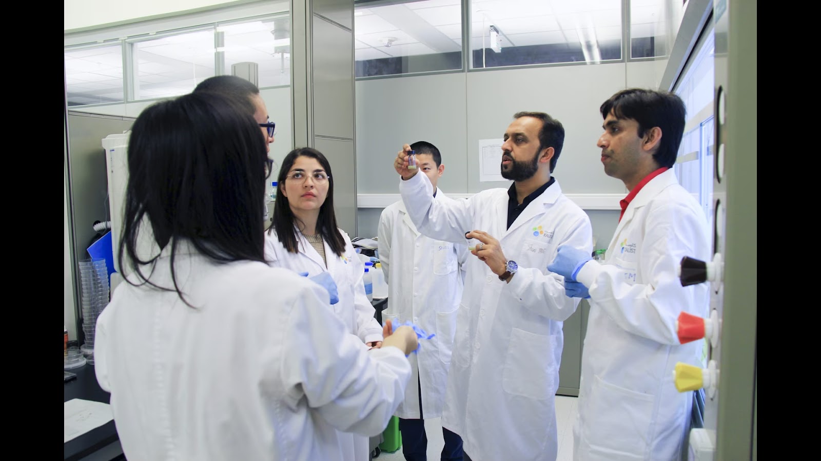 KAUST CEMSE EE IMPACT Prof Atif Shamim Discussing With His Research Group