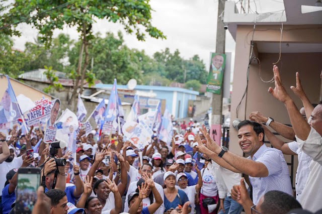 Roberto Ángel encabezó junto al candidato a senador, Pedro Tineo, una gran marcha en Monte Plata