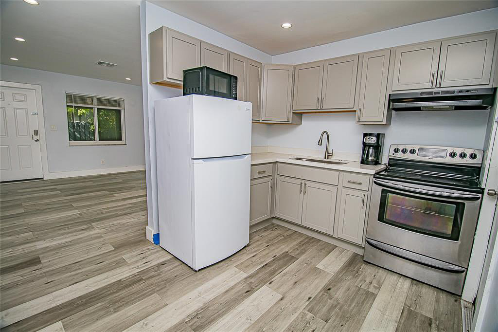 Updated Hollywood 4Plex! property photo 9