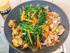 Pha nước sốt : cho 1 muỗng canh đường, 4 muỗng cang nước tương Chin-su, 2 muỗng canh tương ớt Chin-su vào chén. Trộn đầu cho gia vị tan hết. Làm nóng 1 muỗng canh dầu ăn còn lại. Cho phở vào xào, lúc này nên để lâu chút cho phở hơi vàng sẽ rất ngon. Cho nước sốt vào đảo đều cho phở thấm gia vị. Xào đến khi phở thấm hết nước sốt thì cho hỗn hợp rau vào. Thêm hành lá cắt khúc vào nữa là hoàn thành.