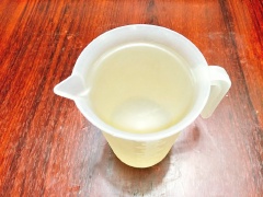Cho 200g đường, 120ml giấm, 240ml nước lọc vào nồi và khuấy đều sau đó bật bếp nấu cho hỗn hợp nước giấm đường sôi lên 1-2 phút thì tắt bếp, để cho nguội. Vậy là chúng ta có hỗn hợp nước muối dưa giá.