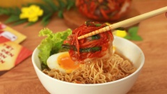 Thành phẩm là món kim chi cải thảo đúng chuẩn vị Hàn Quốc cay nồng và thơm ngon. Kim chi có thể ăn hàng ngày, để chua 1 chút thì làm lẩu kim chi, bánh kim chi hẹ cũng rất ngon. Cùng lưu lại ngay cách làm kim chi cải thảo muối này ngay bạn nhé.