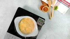 Nấu mật ong lên 120 độ C, cùng lúc đó nấu đường, nước và glucose syrup lên 155 độ C.