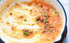 Bắp bạn bào hoặc tách lấy hạt. Bắc chảo lên bếp, cho bơ vào đun nóng với lửa vừa, cho tỏi, ớt băm (nếu không ăn cay, bạn có thể bỏ qua), hạt nêm vào xào thơm trong khoảng 1 phút.