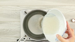 Chuẩn bị vỏ bánh: Phần vỏ bánh quyết định độ ngon của món ăn, bột rau câu bạn pha theo tỉ lệ ghi trên bao bì. 10 gram bột rau câu dẻo với 600 ml bạn có thể cho thêm 1 lòng trắng trứng hoặc nước cốt dừa cho vỏ bánh thêm béo nhưng sẽ làm màu của bánh ngã đục. Chuẩn bị nồi cho rau câu vào nước khuấy tan và nấu sôi bạn nêm thêm 1 xíu muối, lưu ý khi nấu luôn dung mui khấy đều để rau câu không bị dính đít nồi nhé.