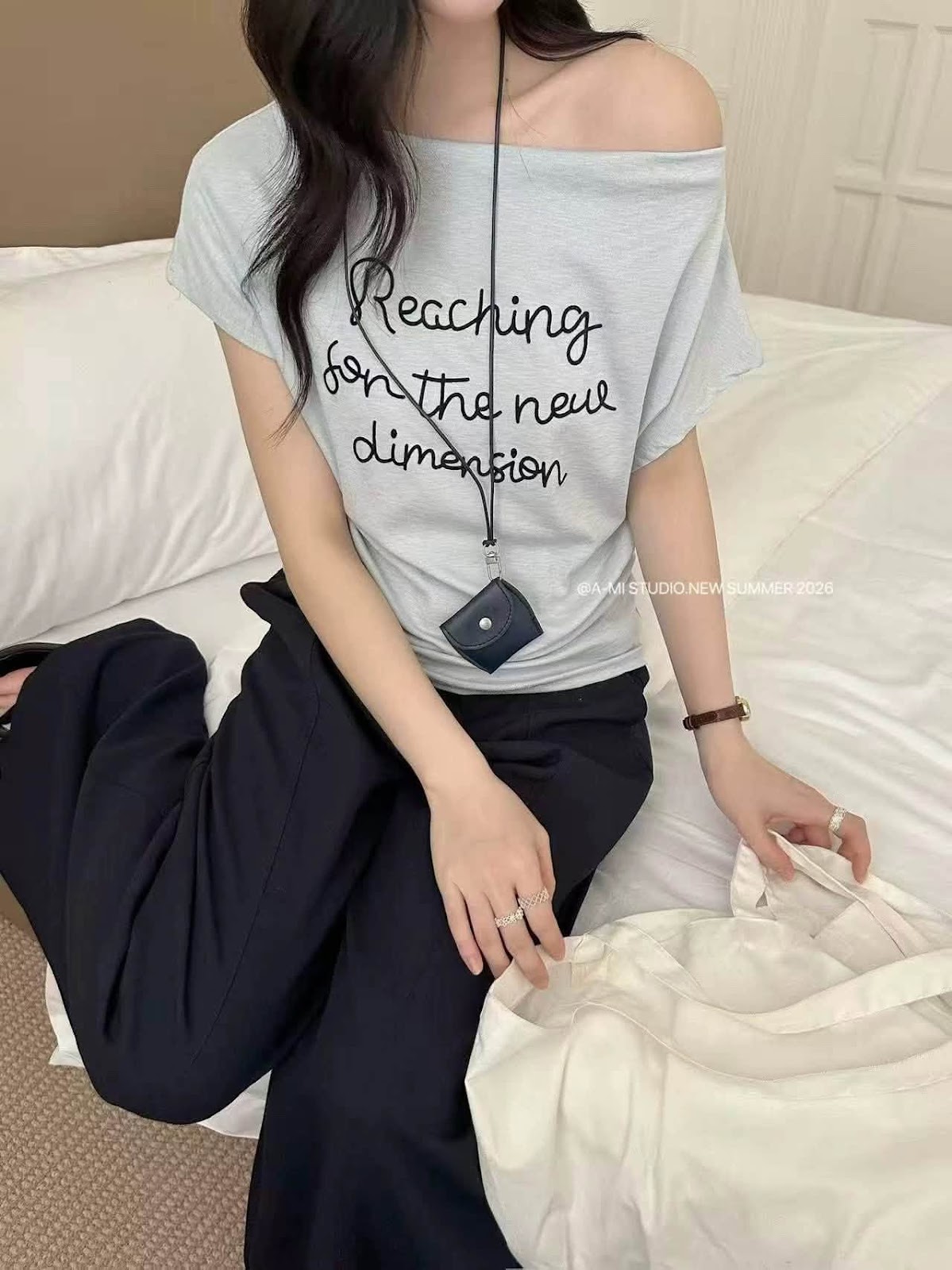Áo thun bẹt vai nhíu eo Reaching kèm túi màu XONXEN SHOP 2622 – Image 3