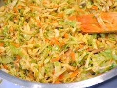 Rưới đều hỗn hợp bột bắp và nước tương vào chảo rau, đảo đều cho rau chín tới thì tắt bếp. Nêm vào 1 muỗng canh dầu mè, trộn đều lên.