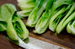 Cải thìa rửa sạch, cắt đôi. Hành lá cắt nhỏ. Nấm hương ngâm nước nở, cắt lát mỏng.