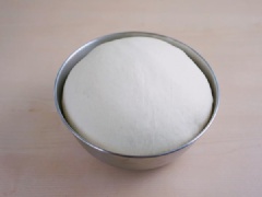 Cho bột mì, men khô, 5g đường, bơ lạt vào trộn đều, thêm nước và bắt đầu nhào bột. Sau đó ủ cho bột nở 1.5-2 lần so với ban đầu.
