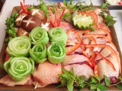 Khi ăn thả thêm chút hành lá, gốc hành hoặc củ hành tươi cắt lát mỏng, măng chua... Cho thịt gà vào nấu chín cùng với nấm, ăn kèm với bún hoặc mỳ. Món lẩu riêu cua gà ta này đảm bảo sẽ làm cả nhà hài lòng.