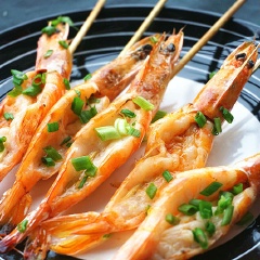 Cách làm tôm nướng xiên que khá dễ đúng không nào, chỉ cần ướp tôm với gia vị cho thấm, đặt trên bếp nướng, nướng chín là được. Khi ăn chấm tôm với muối gia vị vắt chanh hoặc tương ớt rất ngon.