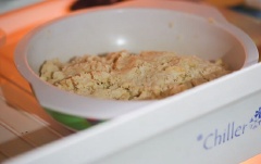 Sau đó, các bạn cho kem tươi, tinh chất vani vào bánh và dùng muỗng trộn thật đều lên nhé. Các bạn trộn bánh cho đến khi nào bánh trở nên mềm nhuyễn và có sự quyện đều vào với kem tươi là được nhé! Sau khi đã trộn bánh xong thì các bạn cho bát hỗn hợp bánh kem tươi vào trong ngăn mát của tủ lạnh, chúng ta sẽ ướp lạnh bánh khoảng 15- 20 phút như vậy khi nặn bánh sẽ dễ hơn rất nhiều.
