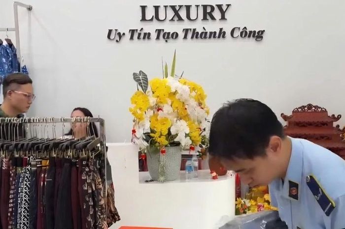 Tạm giữ lô hàng thời trang nghi giả mạo trị giá gần 400 triệu đồng | ATV ngày 22/5/2026 - Chuyên trang An Ninh Thủ Đô - Báo Công an nhân dân