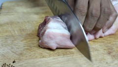 Thịt rửa sạch, cắt miếng to cỡ 3 ngón tay gộp lại. Hành tím bóc vỏ, cắt múi cau. Tỏi bóc vỏ, cắt nhỏ.