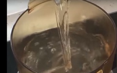 Đun sôi 500ml nước. Khi nước sôi, cho hỗn hợp tôm tươi, bông súng, cà chua cắt múi cau vào, nấu sôi. Nêm gia vị 1/2 muỗng cà phê muối, 1/2 muỗng cà phê bột ngọt cho vừa ăn.