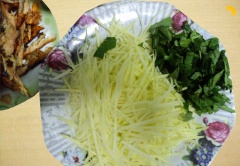 Pha hỗn hợp nước mắm + đường + ớt, trộn xoài với hỗn hợp đó. Rau răm cắt nhỏ.