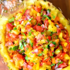 Salad thơm chua có mùi thơm của ngò rí, vị ngọt của thơm, vị giòn của hành tây, ớt chuông, vị chua của nước cốt chanh và cà chua. Chắc chắn bạn sẽ thích mê hơn cả món thịt cá.
