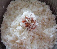 Đeo găng tay, sau đó, dùng tay nhồi, trộn trong 5 phút cho thịt dai một chút. Viên từng viên thịt nho nhỏ lại. Rồi lăn từng viên thịt qua gạo nếp cho gạo bám xung quanh viên thịt.