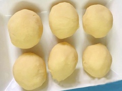 Đậu xanh ngâm khoảng 8 tiếng cho nở rồi đem hấp chín. Sau đó đem xay nhuyễn với một chút nước, rồi sên nhỏ lửa cùng 20g đường (tùy khẩu vị) trên chảo chống dính cho đến khi đậu xanh săn lại.
