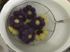 Nấu nồi nước sôi, thả khoai hoa mai vào luộc đến khi chín trong, nổi lên mặt nước thì vớt ra tô nước lọc để khoai không bị dính với nhau. Chế nước vào nồi, cho phần dừa non vào cùng đường và nấu sôi, thêm chút muối cho vừa miệng. Vớt lá dứa ra, chế vào 2 muỗng nước bột năng để tạo độ sánh cho nước.