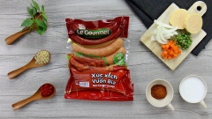 Chuẩn bị tất cả các nguyên liệu: đậu Hà Lan rửa sạch, cà rốt gọt vỏ cắt hạt lựu, hành tây cắt múi cau, khoai lang gọt vỏ xay mịn. Xúc xích vườn bia cắt làm 3 khúc, dùng dao khứa 2/3 cây xúc xích, mỗi khứa cách nhau 0.5cm.