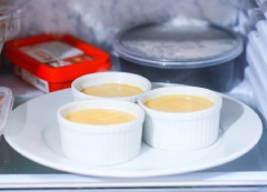 Lấy bánh flan ra để nguội và cho vào ngăn mát tủ lạnh để khi dùng ngon hơn. Khi ăn dùng dao mũi nhọn nạy bánh flan ra, cho ra đĩa, dùng lạnh với kem bông vào đá bào.