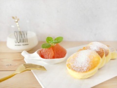 Bánh nướng chảo mềm xốp là một loại bánh pancake được nướng bằng cách áp chảo với chút bơ. Bánh nướng rất nhanh chín, rất thích hợp cho chị em không có lò nướng ở nhà nhé!
