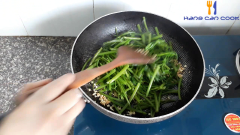 Chuẩn bị 1 chảo để xào rau. Cho vào 1 ít dầu, cho tỏi cắt lát vào chiên vàng rồi lấy ra. Sử dụng lại chảo đó, cho tỏi băm nhỏ vào phi vàng, sau đó cho rau muống vào, nêm với tất cả gia vị như ở trên, đảo đều cho thấm gia vị, (rau muống đã chín rồi nên bạn đảo nhanh tay nhé) , cuối cùng cho tỏi cắt lát đã phi vàng vào, khoảng 1 phút rồi tắt bếp nhé.