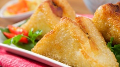 Sốt tiêu đen có vị hơi cay nồng được chấm cùng miếng bánh chưng giòn rụm, sẽ khiến cả nhà không phải ngán ngẩm bánh chưng mỗi khi dùng. Bạn có thể sử dụng món sốt này cho món thịt bò, ướp nướng, hoặc chấm rau củ quả luộc đều ngon. Sốt tiêu đen có thể bảo quản lâu, nên hãy tranh thủ làm một hũ sốt tiêu để mời cả nhà thưởng thức nhé.