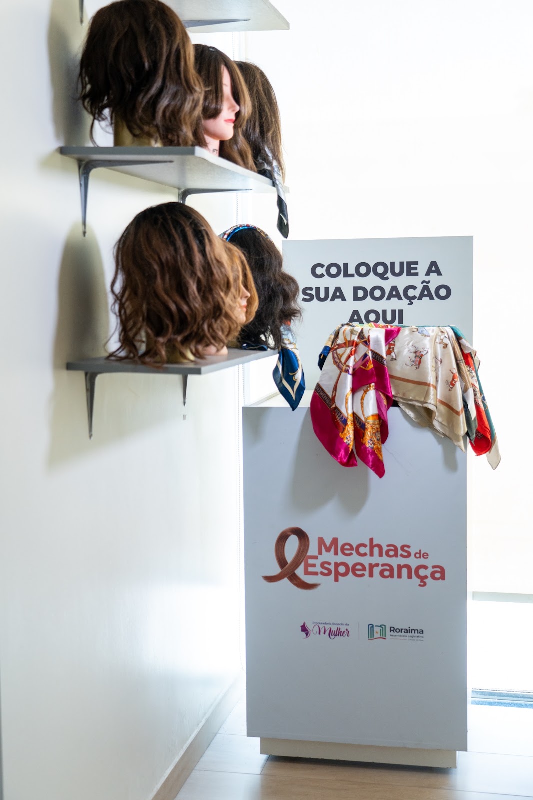 Profissionais de saúde recebem doações de perucas para pacientes do Cecor pelo projeto Mechas de Esperança.