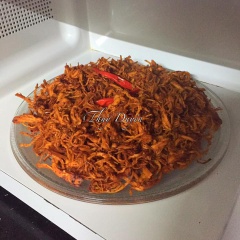Sau đó cho nước luộc gà vào thịt gà đã xé, cho xâm xấp mặt thịt đun nhỏ lửa cho đến khi gà cạn hẳn nước và khô lại là được. Thi thoảng lấy gà ra đảo đều để khô đều thời gian khoảng 60 phút.