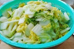 Đầu tiên, đun sôi nồi nước, cho sứa vào luộc chín khoảng 10 phút. Làm tương tự với cải thảo.
