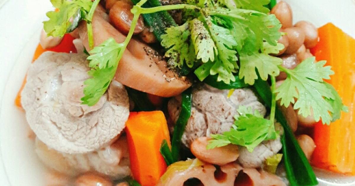 Giò heo hầm củ sen đậu phộng