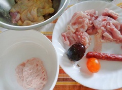 Cho giò sống, lạp xưởng, trứng vịt muối, trứng bắc thảo ra chén/đĩa. Đùi gà rửa sạch, lóc bỏ xương.