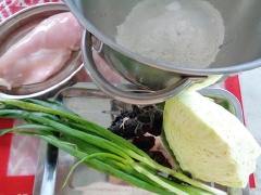 Bắp cải, hành lá, nấm mèo rửa sạch thái nhỏ. Thịt gà nên chọn thịt ức cắt bỏ da và mỡ thịt bánh bao ăn không bị béo.