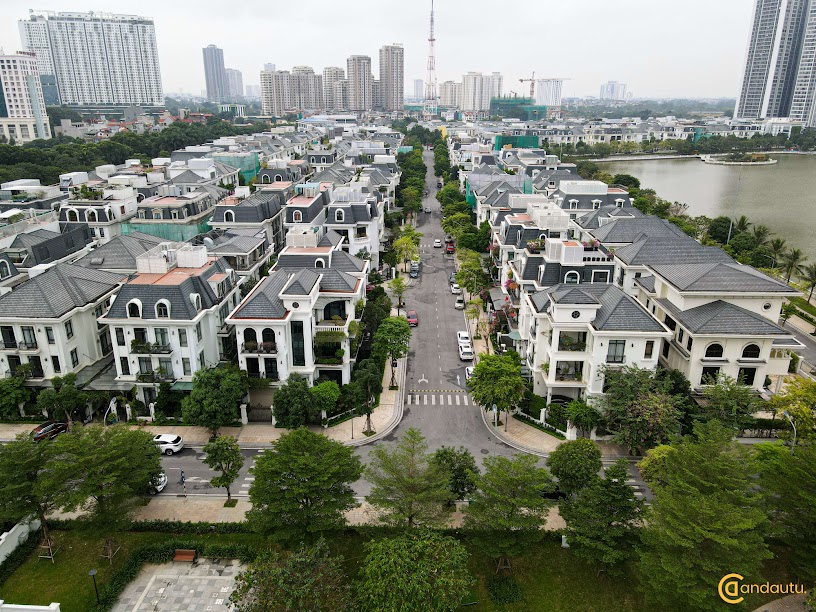 <p>Khu Biệt thự của dự án Vinhomes Green Bay được phân bố trong cả 3 tiểu khu Hoàng Lan, Mộc Lan và Thạch Thảo của dự án. Biệt thự Vinhomes Mễ Trì thực sự là những tác phẩm kiến trúc nghệ thuật, sang trọng, tinh tế nổi bật trong khu đô thị.</p>
<p>Các căn biệt thự tại Vinhomes Green Bay với kiến trúc không gian mở và cảnh quan sân vườn hiện đại hứa hẹn sẽ là xu hướng trong kiến trúc đô thị hài hòa của Thủ đô và mang đến cho cư dân một không gian sống thoải mái và thư giãn.</p>
<p>Khu biệt thự tại đây được thiết kế với 2 loại hình biệt thự là đơn lập và song lập.</p>
<p>Biệt thự đơn lập: là các căn biệt thự đẳng cấp với 4 mặt sân vườn thoáng đạt. Dự án được xây dựng với 65 căn đơn lập nằm tại các vị trí góc và toàn bộ dãy biệt thự mặt hồ Hoàng Lan, diện tích từ 150m2 – 490m2, xây dựng 3 tầng nổi và 1 tầng hầm.</p>
<p>Biệt thự song lập: là các căn biệt thự có 1 mặt bên tiếp giáp với 1 căn biệt thự liền kề, các căn song lập của dự án có 3 mặt thoáng sân vườn, là loại hình biệt thự phổ biến nhất tại khu biệt thự Vinhomes Green Bay Mễ Trì. Dự án tổng số 199 căn song lập, diện tích rất đa dạng từ 150m2 – 265m2 và cũng được thiết kế 3 tầng nổi, 1 tầng hầm.</p>