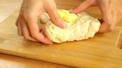 Công đoạn trộn và nhồi bột rất quan trọng khi làm bánh mì. Bạn có thể tham khảo thêm nhiều thao tác nhồi để bột bánh được mượt hơn. Nhồi được khoảng 10 phút thì bạn cho phần bơ vào. Tiếp tục nhồi đến khi bột mịn sờ vào mềm kéo dai, không còn dính tay và có thể kéo bột thành 1 mảng mỏng thì bột đã đạt yêu cầu. Ở bước này bạn có thể sử dụng máy đánh bột. Nhưng nhớ điều chỉnh chế độ đánh bột cho phù hợp nhé, bạn nên đánh bột ở mức thấp và dần chuyển sang chế độ cao hơn.