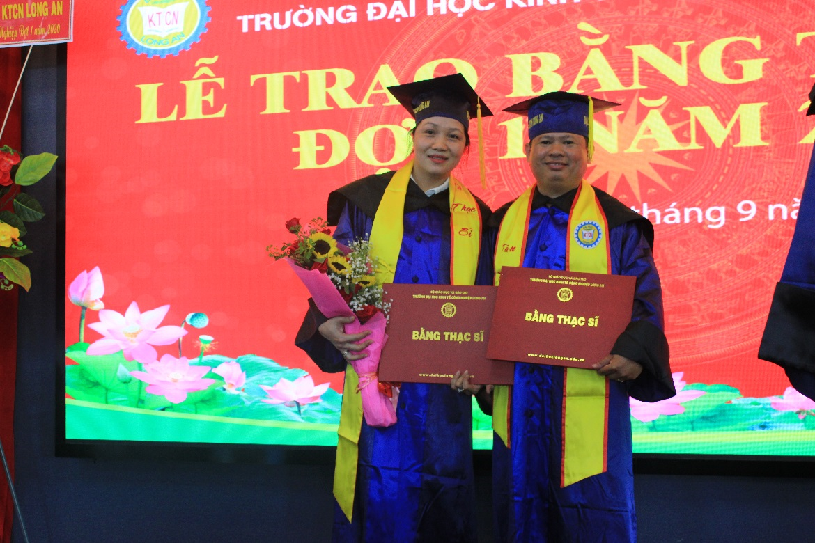 Tân khoa lưu lại khoảnh khắc đáng nhớ trong trang phục Lễ tốt nghiệp.