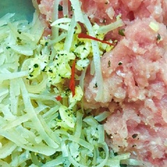 Sau đó cho thịt xay vào tô cùng da heo, nêm đường, muối, tiêu, bột ngọt, nước mắm, ớt, tỏi băm, thính gạo và bột năng vào trộn thật đều. Chia nem thành từng miếng nhỏ vừa ăn khoảng 7 - 10cm rồi cho nem vào màng bọc nilon gói lại rồi cho vào lá chuối gói nhiều lớp. Để nem ở nơi thoáng mát, không có ánh sáng, sau 3 - 5 ngày nem sẽ đủ độ chín và có thể ăn được.