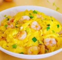 Cho trứng chiên tôm ra tô và thưởng thức.