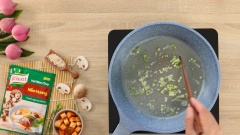 40gr tàu hũ ky non đem cắt miếng ngắn vừa ăn (khoảng 5-7cm). Bắc chảo nóng, cho vào 2 muỗng canh dầu thực vật sau đó thêm 10gr hành boa rô băm vào phi thơm. Cho tàu hủ ky vào chảo, nêm 1 muỗng cà phê đường, 1 muỗng cà phê nước tương, 1 muỗng cà phê dầu mè và 1/3 muỗng cà phê tiêu, xào 2 phút cho thấm gia vị thì tắt bếp.