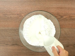 Cho 350gr bột năng, 60gr bột gạo, 100gr đường, 400ml nước cốt dừa, 1 muỗng cà phê vanila, 200ml nước ấm vào 1 tô thủy tinh to, trộn đều, để bột nghỉ 15 phút. Sau đó cho bột lọc qua rây để bột được mịn.