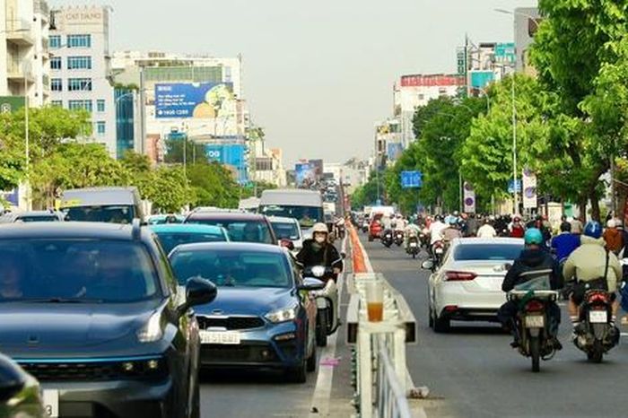 Bất ngờ với hình ảnh ngày đầu tiên vận hành làn đảo chiều trên đường Cộng Hòa - Báo Người Lao Động