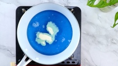 Các bạn có thể chọn bất cứ mùi vị nước ngọt hoặc nước trái cây nào mà mình yêu thích nhé. Trong công thức này, mình sử dụng 3 loại đó là 7-up, pepsi blue và Mirinda. Đổ 330ml (1 lon) nước ngọt vào nồi, tiếp theo cho 3gr bột rau câu vào. Dùng muỗng khuấy đến khi bột rau câu hòa tan vào nước và hỗn hợp sôi thì tắt bếp. Làm tương tự 2 loại nước ngọt còn lại.